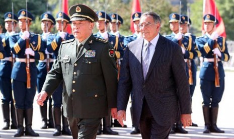 Menhan AS, Leon Panetta (kanan) bersama Menhan Cina, Li Guanglie.