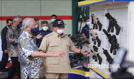 Menhan Prabowo mendampingi kunjungan Perdana Menteri (PM) Malaysia, Dato Sri Ismail Sabri Yaakob dan Menteri Pertahanan Malaysia, Dato Seri Hishammuddin Hussein di PT Pindad, Bandung, Kamis (11/11/2021)