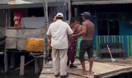 Menhan Prabowo Subianto berbincang dengan warga Kampung Sawah, Kecamatan Cilincing, Jakarta Utara.