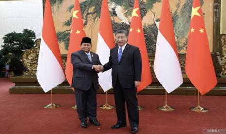 Menhan Prabowo Subianto bersalaman dengan Presiden China Xi Jinping di Great Hall of the People, Beijing, China, Senin (1/4/2024)..