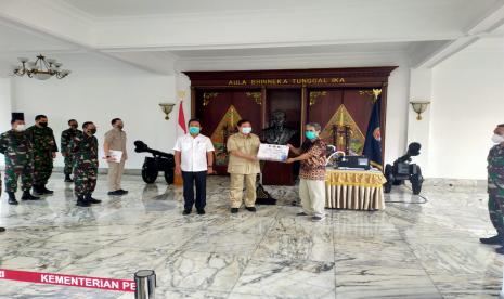 Menhan Prabowo Subianto bersama inisiator Vent-I Syarif Hidayat di kantor Kemenhan, Jakarta, Selasa (5/5).