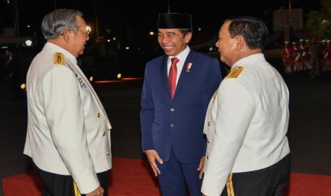 Menhan Prabowo Subianto bersama Presiden Jokowi dan Presiden ke-6 RI Susilo Bambang Yudhoyono (SBY). Pengamat menilai Jokowi akan senasib dengan SBY yang sulit dimaafkan Megawati.