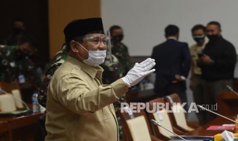 Menhan Letjen (Purn) Prabowo Subianto di ruang Komisi I DPR.