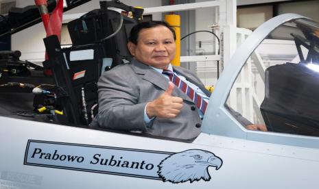 Menhan Prabowo Subianto di kokpit pesawat temput F-15EX pabrikan Boeing, St Louis, Missouri, AS pada Senin (21/8/2023) waktu setempat.