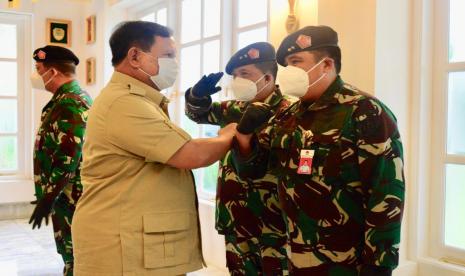 Menhan Prabowo Subianto menerima laporan kenaikan pangkat 10 pati TNI yang berdinas di lingkungan Kemenhan.