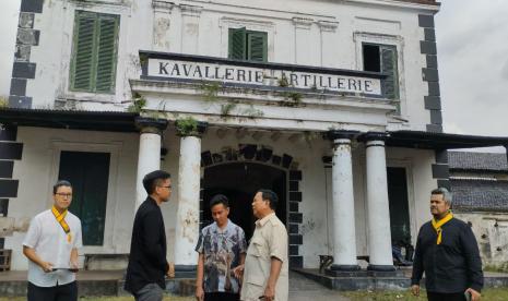  Menhan Prabowo Subianto saat mengunjungi cagar budaya Kavallerie Artillerie di Puro Mangkunegaran, Solo, Jawa Tengah.