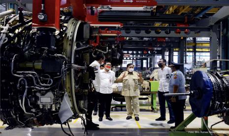 Menhan Prabowo Subianto saat mengunjungi fasilitas PT Garuda Maintenance Facility (GMF) Aeroasia di Bandara Soekarno-Hatta, Kota Tangerang, Provinsi Banten, Rabu (26/1/2022).