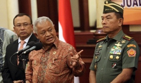 Menhan Purnomo Yusgiantoro bersama Panglima TNI Jenderal Moeldoko di Kemenhan, Jakarta Pusat, Rabu (18/12).