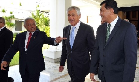 Menhan Purnomo Yusgiantoro didampingi Wamenhan Sjafrie Sjamsoeddin berbincang dengan Menhan AS Chuck Hagel di Kemenhan, Senin (26/8).