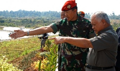 Menhan Purnomo Yusgiantoro (kanan) didampingi Danjen Kopassus Mayjen Agus Sutomo meninjau Pusat Misi Pemeliharaan Perdamaian TNI, Sentul, Bogor, Selasa (3/9).