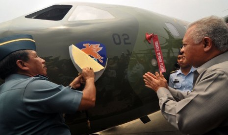 Menhan Purnomo Yusgiantoro (kanan) menyaksikan Panglima TNI Laksamana TNI Agus Suhartono (kiri) melepas stiker yang menutupi logo pesawat saat serah terima 2 unit pesawat CN-295 di Base Ops Lanud Halim Perdanakusuma, Jakarta, Kamis (4/10).  (Zabur Karuru/A