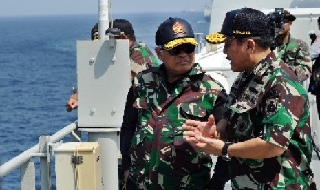  Menhan Purnomo Yusgiantoro (kiri) dan Kepala Staf Angkatan Laut (KSAL) Laksamana Marsetio di KRI Makassar di perairan Selat Madura, Selasa (3/6).