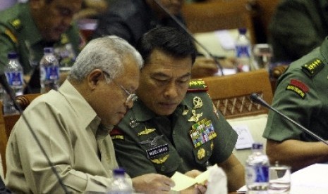 Menhan Purnomo Yusgiantoro (kiri) didampingi Panglima TNI Jenderal Moeldoko (kanan) 