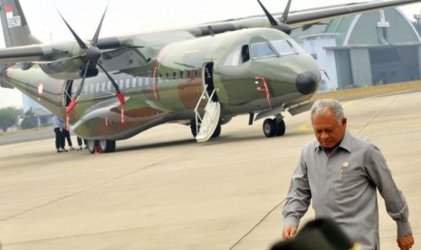 Menhan Purnomo Yusgiantoro saat acara serah terima 2 unit pesawat CN-295 di Base Ops Lanud Halim Perdanakusuma, Jakarta, Kamis (4/10). (Zabur Karuru/Antara)