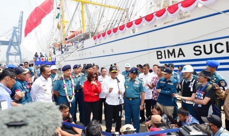 Menhan Ryamizard di depan KRI Bima Suci di Tanjung Priok, Kamis (16/11)