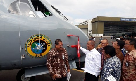 Menhan, Ryamizard Ryacudu (baju putih) bersama Panglima TNI, Marsekal Hadi Tjahyanto, KSAD, Jenderal TNI Mulyono, dan KSAL Laksamana TNI Ade Sopandi menyaksikan penandatangan serahterima enam unit pesawat oleh Dirut PTDI Elfien Goentoro (baju batik).