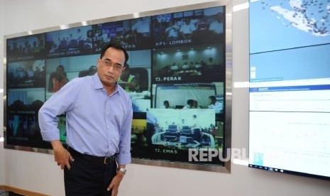  Menhub Budi Karya berjalan usai menyimak penjelasan teleconference di kantor Kemenhub, Jakarta, Ahad (25\12).