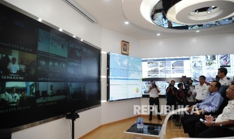  Menhub Budi Karya (kedua kanan) menyimak penjelasan saat teleconference di kantor Kemenhub, Jakarta, Ahad (25\12). Ruangan kerja di Kemenhub akan disterilisasi mulai dua hari ke depan. Ilustrasi.