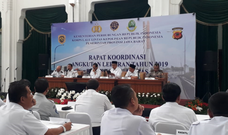 Menhub Budi Karya menggelar Rakor Angkutan Lebaran Tahun 2019 di Gedung Sate, Jalan Diponegoro, Kota Bandung, Selasa (7/5).   Rapat tersebut, dihadiri juga oleh Gubernur Jabar Ridwan Kamil dan Wali Kota Bandung Oded M Danial.