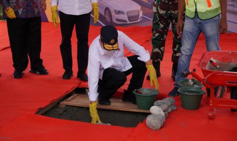 Menhub Budi Karya saat acara Groundbreaking ini dimulai dengan penekanan tombol sirine dan peletakan batu pertama Terminal Amplas Medan, beberapa waktu lalu. 