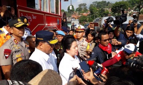 Menhub Budi Karya Sumadi bersama Menteri Puan Maharani meninjau jalur selatan Nagreg, Kabupaten Bandung, Rabu (29/5).