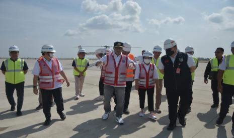 Menhub Budi Karya Sumadi dan jajaran meninjau Bandara Dhoho Kediri, Jawa Timur pada 14 Juli 2023.