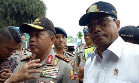 Menhub Budi Karya Sumadi dan Kapolri Jenderal Polisi Tito Karnavian memberikan pernyataan di area Mega City Bekasi, Senin (12/3) usai melakukan launching Green Line sebagai sebutan untuk program paket kebijakan di Tol Jakarta-Cikampek yang berlaku hari ini. 