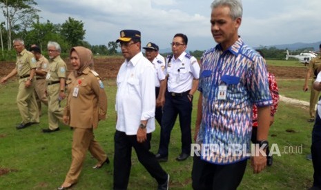 Menhub Budi Karya Sumadi didampingi Gubernur Jateng Ganjar Pranowo dan Plt  Bupati Purbalingga Dyah Hayuning Pratiwi, meninjau pelaksanaan pembangunan  Bandara Jenderal Soedirman Purbalingga, Selasa (12/3) sore.