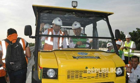 Menhub Budi Karya Sumadi meninjau pembangunan jaringan kereta ringan atau light rail transit (LRT) di Palembang,  yang menghubungkan dari Bandara Sultan Mahmud Badarudin (SMB) II ke Jakabaring.