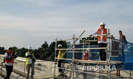 Menhub Budi Karya Sumadi meninjau pembangunan jaringan kereta ringan atau light rail transit (LRT) di Palembang, Ahad (10/12), yang menghubungkan dari Bandara Sultan Mahmud Badarudin (SMB) II ke Jakabaring.