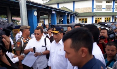 Menhub Budi Karya Sumadi meninjau Terminal Induk Rajabasa di Kota Bandar Lampung, Ahad (30/6).  