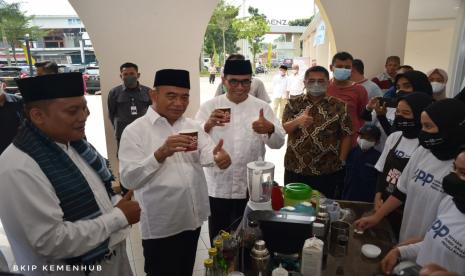 Menhub dan Menko PMK Tinjau Training Barista di Masjid Ash Shomad