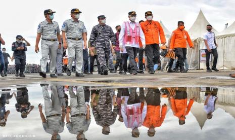 Menhub dan Panglima TNI Tinjau Lokasi Serpihan SJ 182