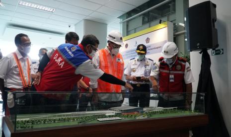 Menhub Minta Percepat Pembangunan LRT. Foto: Menhub Budi Karya saat meninjau proyek LRt