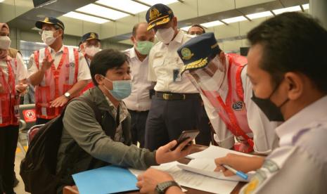 Menhub saat meninjau stasiun Senen, Sabtu (7/5).