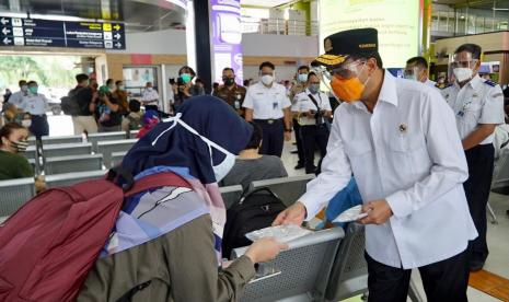 Menhub: Wujudkan Transportasi Aman dan Sehat Saat Nataru. Foto: Menhub saat melakukan tinjauan sarana angkutan Kereta Api pada Rabu, (16/12). 