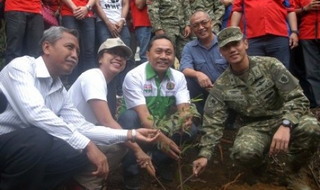 Menhut Zulkifli Hasan (kedua kanan) bersama Dirjen Bina Pengelolaan Daerah Aliran Sungai dan Perhutanan Sosial, Hilman Nugroho (kiri), Direktur Marketing WWF Indonesia, Devi Suradji (kedua kiri) dan Kepala Operasi Brigif 17 Linud Kostrad, Mayor Inf. Agus H