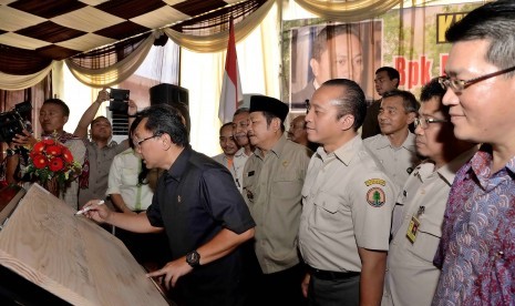 Menhut Zulkifli Hasan menyerahkan bantuan KBR 