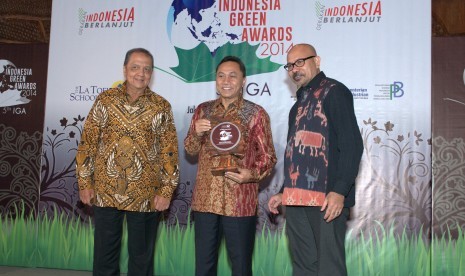 Menhut Zulkifli Hasan (tengah) menerima penghargaan Life Time Achievement Indonesia Green Awards 2014 dari The La Tofi School of CSR Rabu, (18/6).