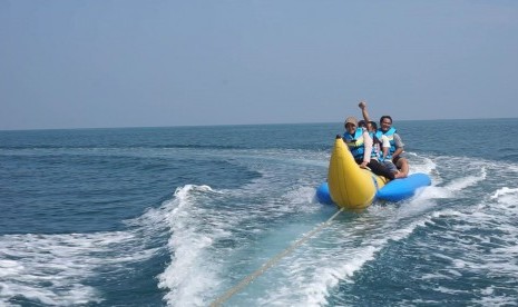 menikmati banana boat di pantai Carita.