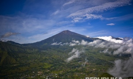 Menikmati  Gunung Rinjani dari Bukit Pergasingan, Sembalun, Lombok.   (Republika/ Wihdan Hidayat)