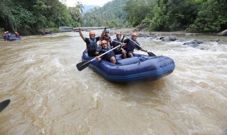 Menikmati Jeram di Sungai Citarik