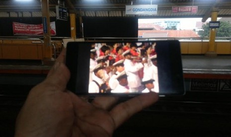 Menikmati youtube dengan LTE 4G XL di stasiun Gondangdia