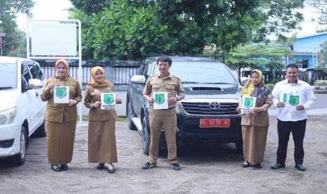 Menindaklanjuti ketentuan Pasal 15 ayat (1) huruf a Peraturan Bupati Nomor 84 Tahun 2022, untuk Kendaraan Dinas Jabatan dan Kendaraan Dinas Operasional direkatkan/ditempel/dipasang stiker/logo Pemerintah Kabupaten pada kendaraan dinas di pintu atau badan kendaraan, Dinas Komunikasi dan Informatika (Dinkominfo) Kabupaten Muba memasang stiker pada sejumlah Mobil Dinas di Dinas Kominfo Muba, Selasa (3/1/2023).