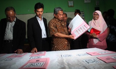 Meninjau Kesiapan Ujian Nasional: Menteri Pendidikan dan Kebudayaan Mohammad Nuh (kedua kanan) bersama Ketua Komisi Perlindungan Anak Indonesia (KPAI) Asrorun Niam Sholeh (kedua kiri) meninjau persiapan Ujian Nasional (UN) di SMAN 35, Jakarta Pusat, Ahad (