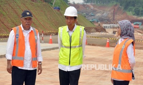 Presiden RI, Joko Widodo (tengah) didampingi Menteri Pekerjaan Umum dan Perumahan Rakyat (PUPR), Basuki Hadimuldjono (kiri) meninjau penyelesaian pekerjaan tol ruas Batang- Semarang di Kabupaten Batang, Jawa Tengah, Senin (9/1). 