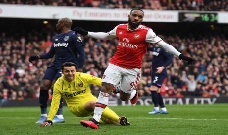 Gaya striker Arsenal Alexandre Lacazette seusai menjebol gawang lawan.