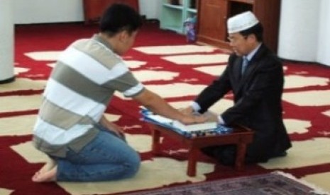 MENJADI MUALAF: Dengan mengucapkan Syahadat, seseorang telah mengikrarkan keislamannya