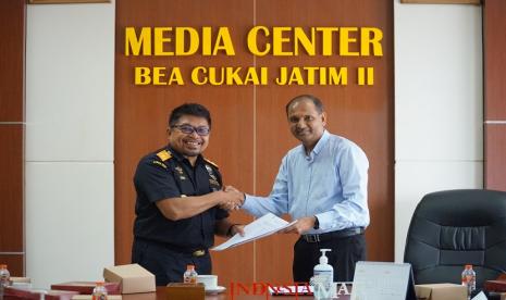 Menjalankan fungsinya sebagai trade facilitator dan industrial assisstance, Bea Cukai terus berupaya mendukung industri dalam negeri melalui beragam fasilitas kepabeanan. Pada tahun 2023 ini, pertama kalinya Kantor Wilayah Bea Cukai Jawa Timur II menerbitkan izin fasilitas kawasan berikat kepada dua perusahaan di wilayah kerjanya yakni PT KSS Indo Apparel di Magetan dan PT Eagle Sporting Goods di Nganjuk.