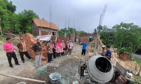 Menjawab keresahan warga Dusun Widoro yang kondisinya rawan aqidah dan akses tempat ibadah yang jauh, Rumah Zakat mengajak seluruh mitra dan donatur untuk ikut serta dalam pembangunan Masjid di Dusun Widoro. Pembangunan masjid yang sudah dimulai awal bulan November 2020 ini menghasilkan banyak ketertarikan bagi masyarakat umum untuk ikut berpartisipasi dalam proses pembangunan.